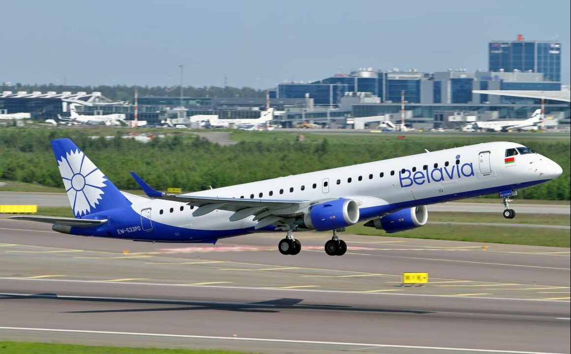 Минск турция самолет. Самолет Embraer EMB 190 EMB 195. Эмбраер 195. Эмбраер 195 Белавиа.