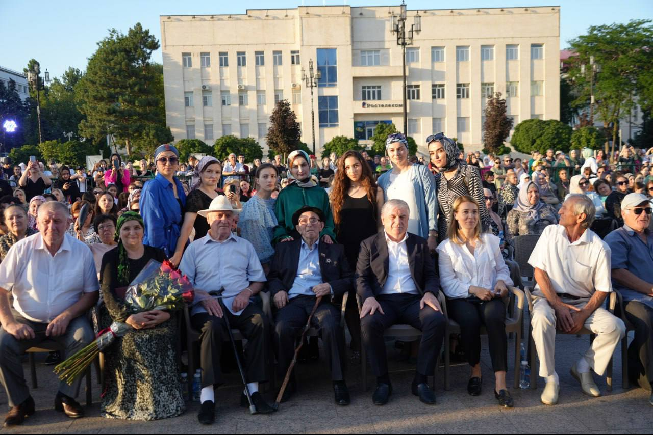 Махачкала отметила 100-летие со дня рождения ветерана Великой Отечественной  войны на центральной площади