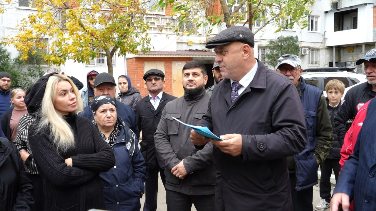 Представители столичной администрации вновь встретились с жильцами дома 16в  на улице Габитова в Махачкале