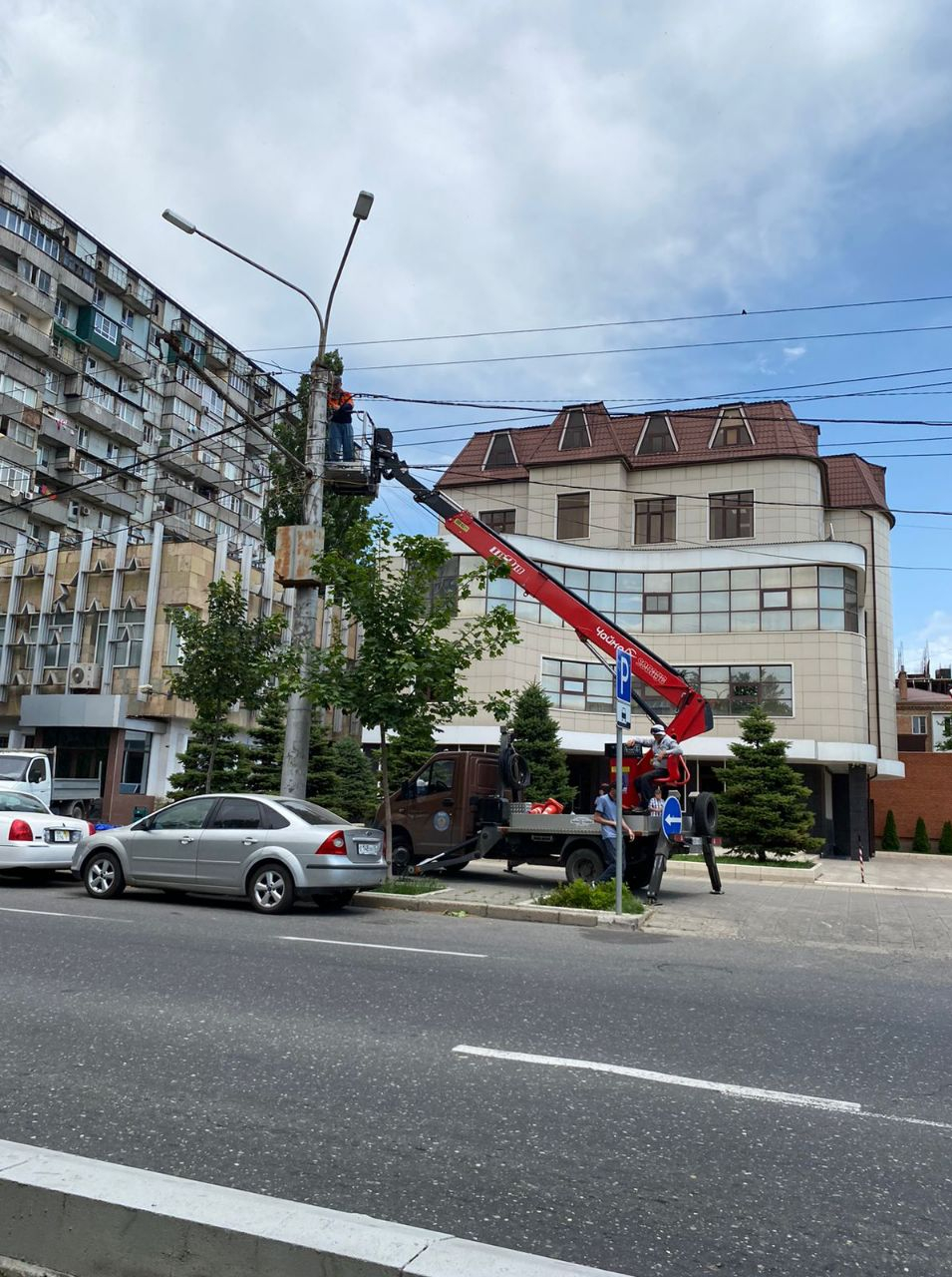 По поручению главы г. Махачкалы Юсупа Умавова в столице Дагестана начат  комплекс мероприятий по замене ламп освещения