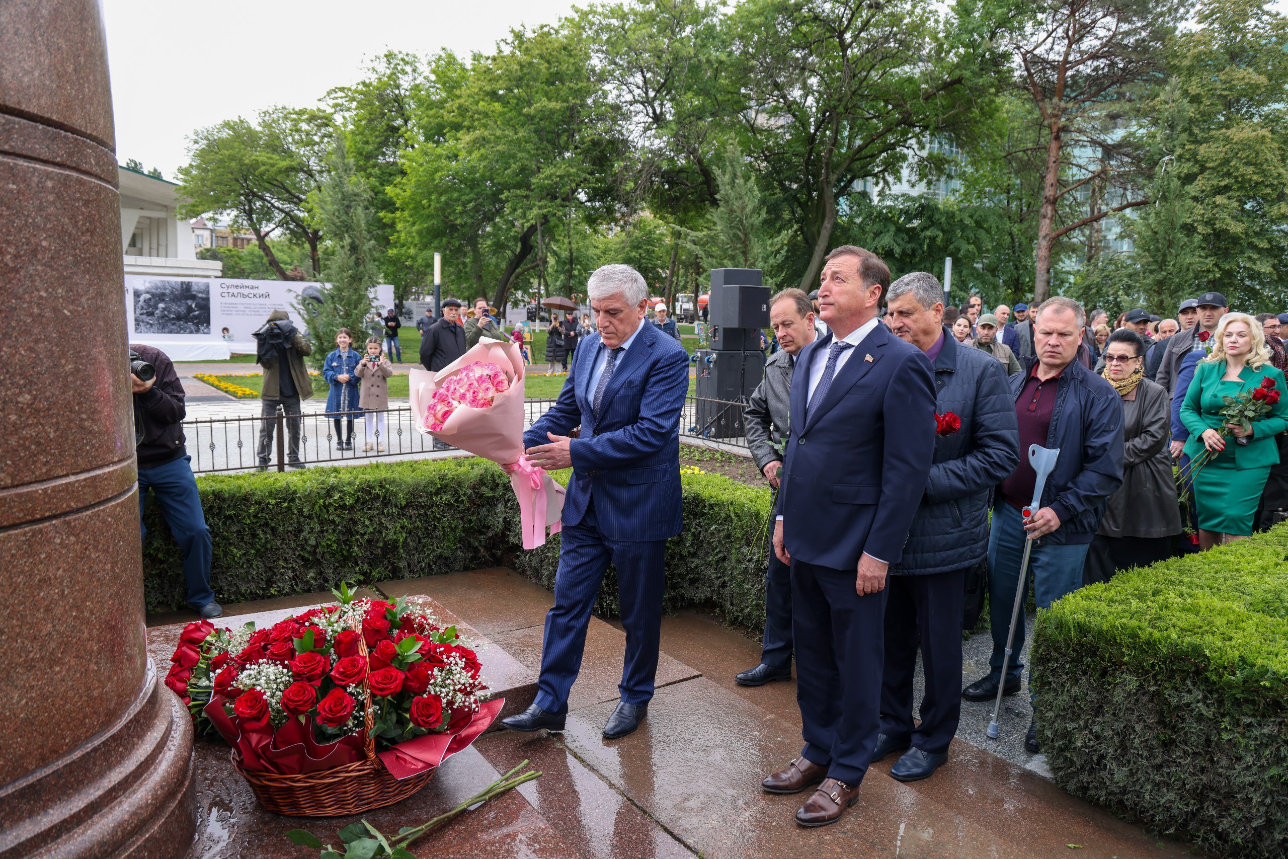 В Махачкале состоялся торжественный митинг, приуроченный к 155-летию  Сулеймана Стальского | 17.05.2024 | Новости Махачкалы - БезФормата