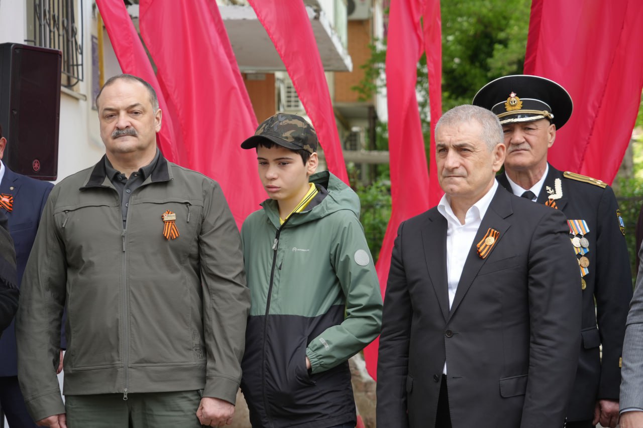 В Махачкале на фасадах домов, где проживали участники СВО, открыли  мемориальные доски | 10.05.2023 | Новости Махачкалы - БезФормата