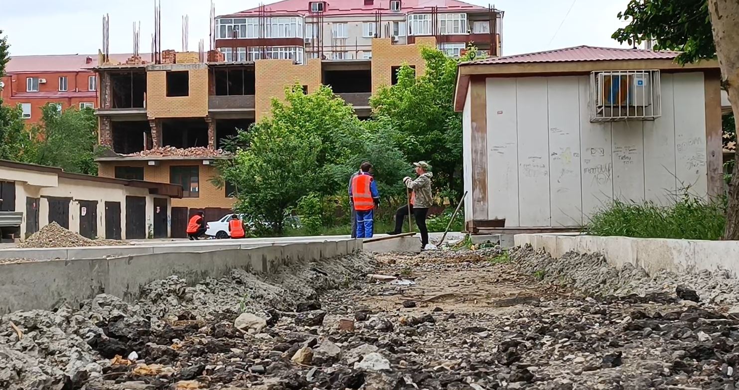 В Махачкале продолжается ремонт дворовых территорий по ул. Учительской, 11а  и 13в, корп. 1 и 2