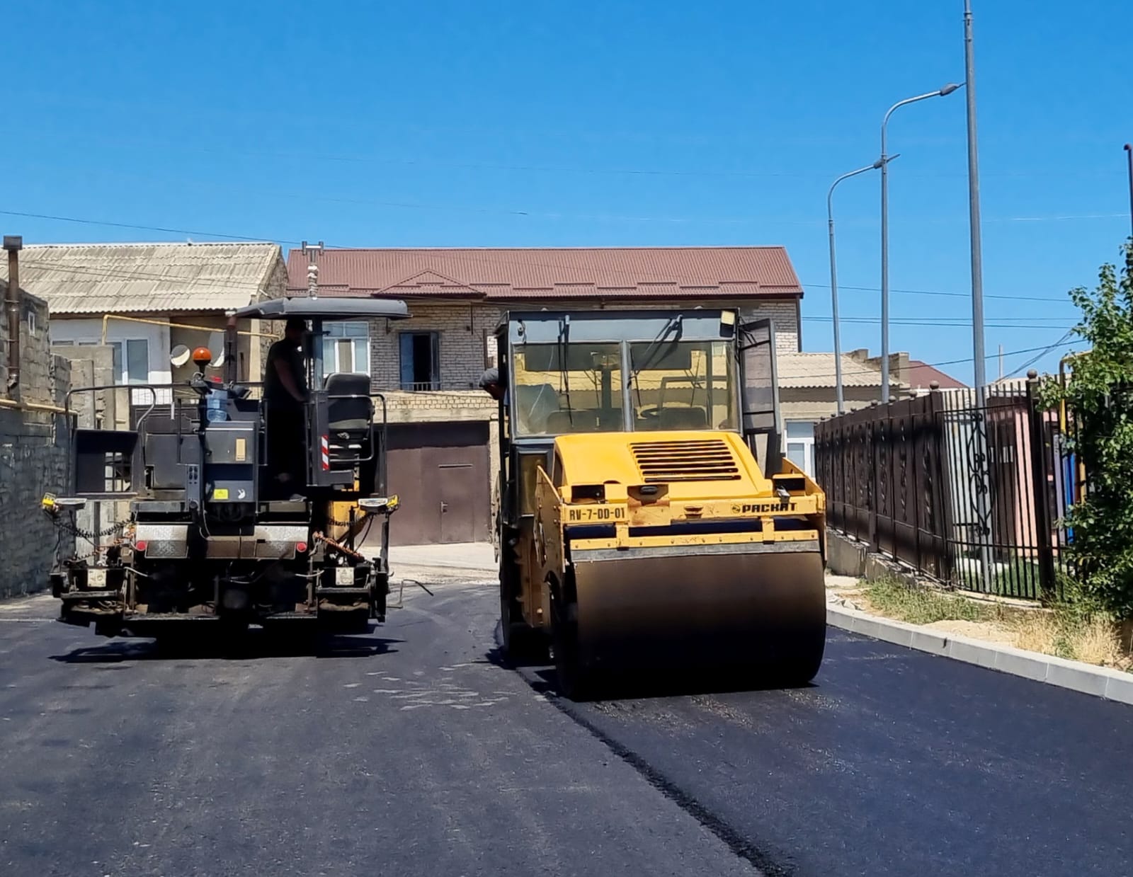 В Махачкале в рамках нацпроекта асфальтируют 3 улицы, ведущие к школе №60 |  06.07.2023 | Новости Махачкалы - БезФормата