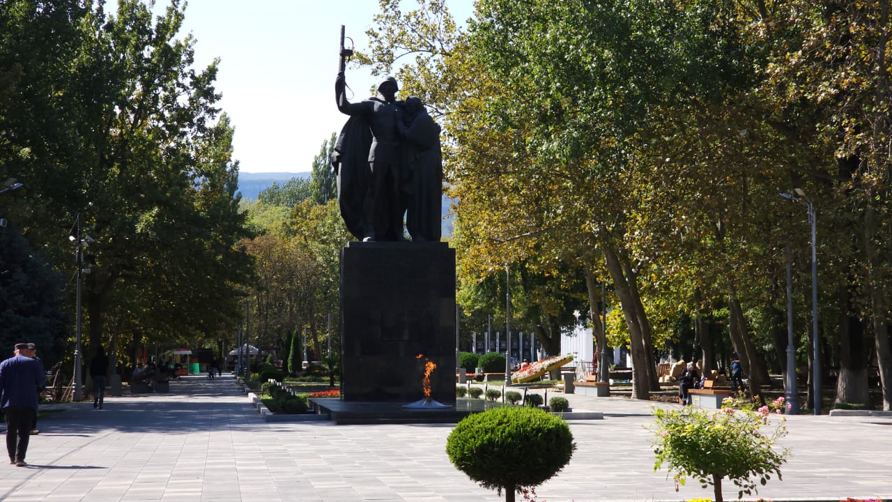 Парк ленинского комсомола махачкала фото. Парк Ленинского Комсомола Новороссийск. Парк Ленинского Комсомола Махачкала. Ленинский комсомол Махачкала.