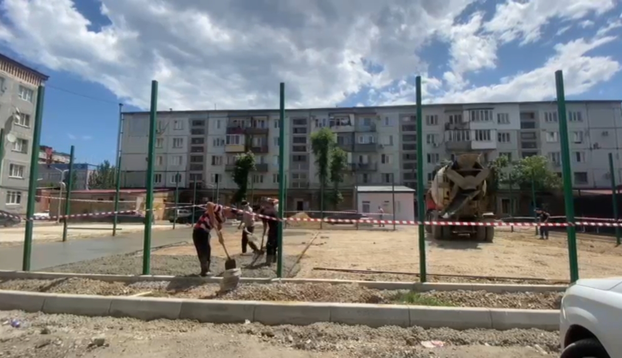 Махачкалинские дворы приобретают новый вид | 18.07.2023 | Новости Махачкалы  - БезФормата